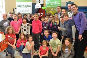 Students at Ecole Tuxedo Park welcome Kid Bean